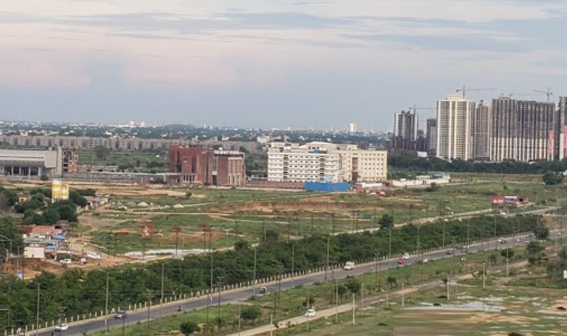Patwari_a city with lots of buildings and a train on the tracks